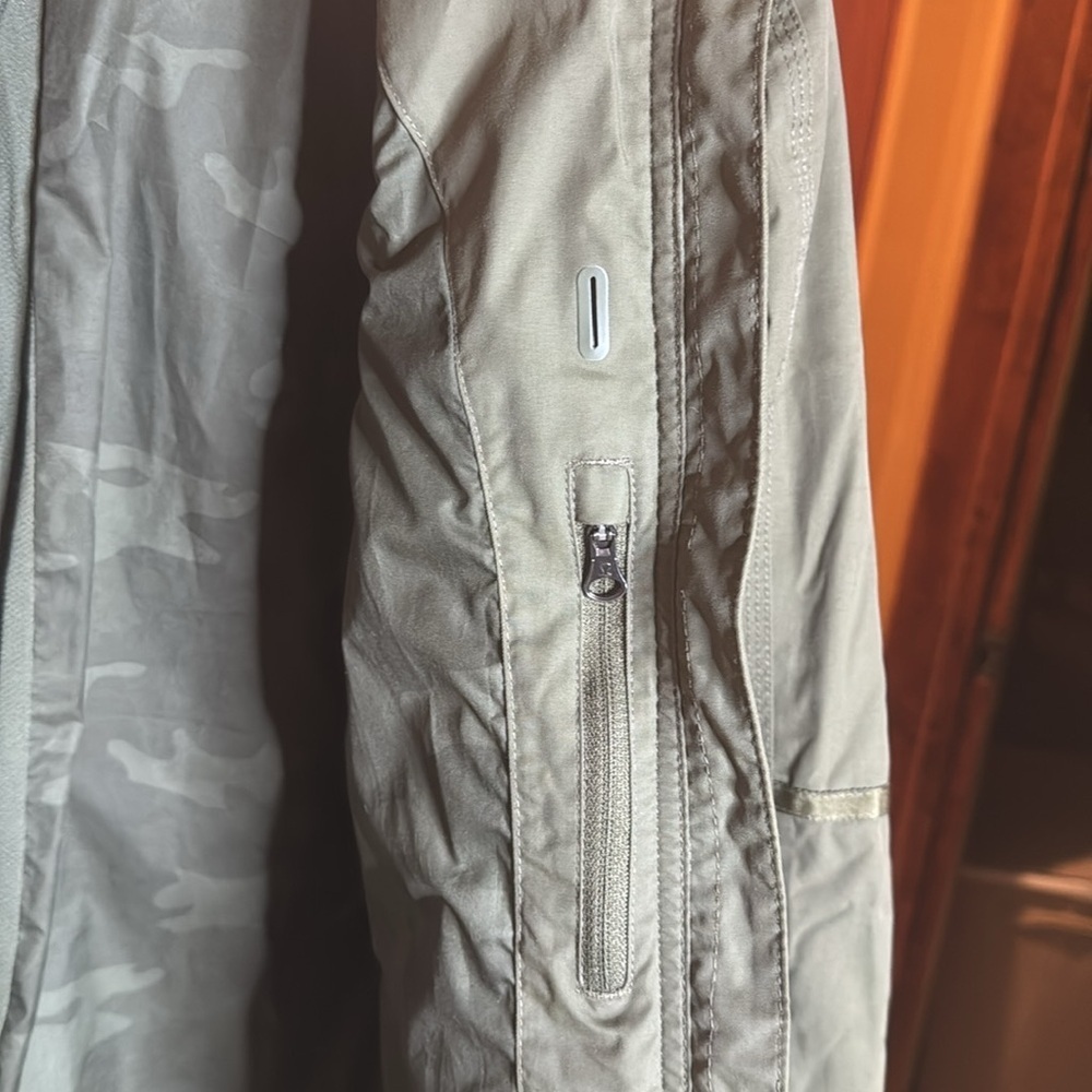Lululemon Fo Drizzle Jacket Fatigue Green Size 6 - Picture 14 of 16